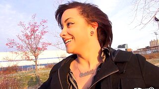 Brunette Carolyn Reese enjoys while sucking a dick outdoors